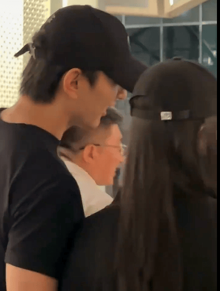 偶遇于小彤携女生逛街遛狗 低声交流疑似新恋情