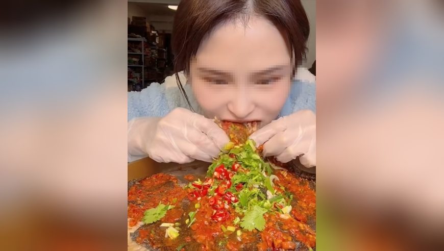 24岁吃播女网红猝死，生前多次展示手背上的针眼，曾多次说我没了怎么办