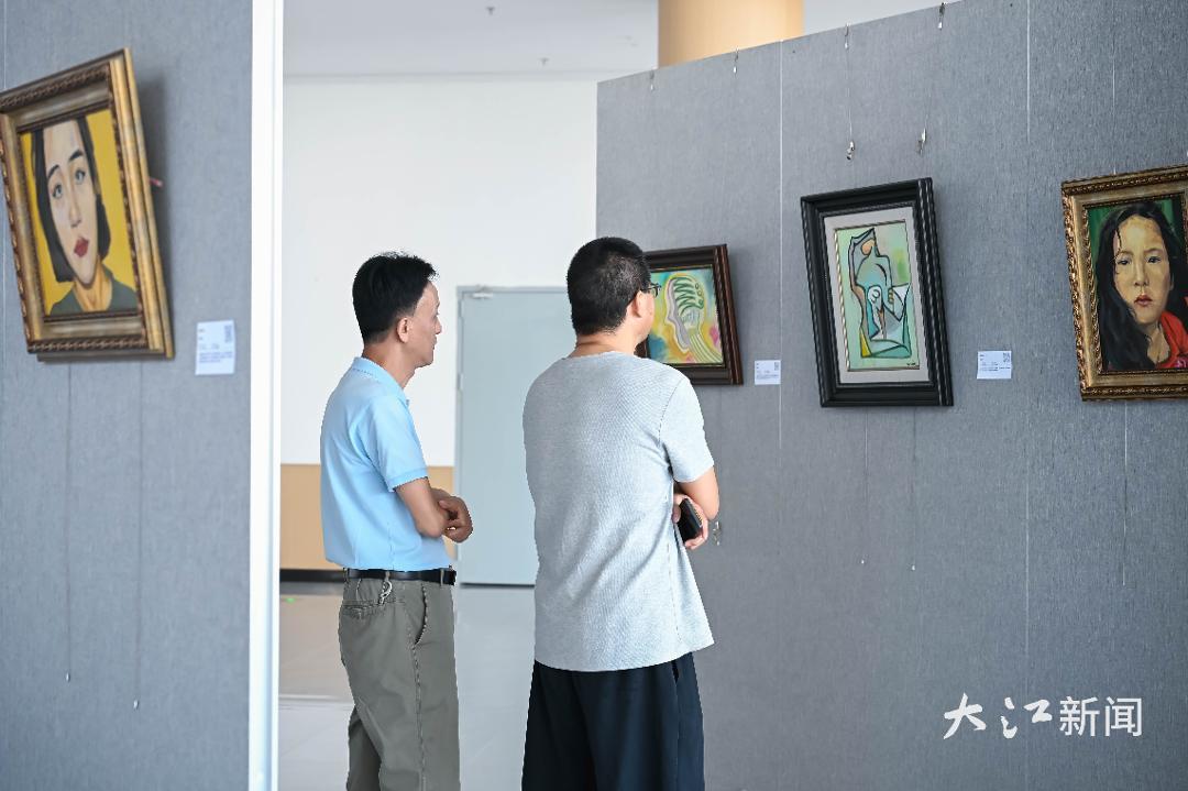 市民驻足观展