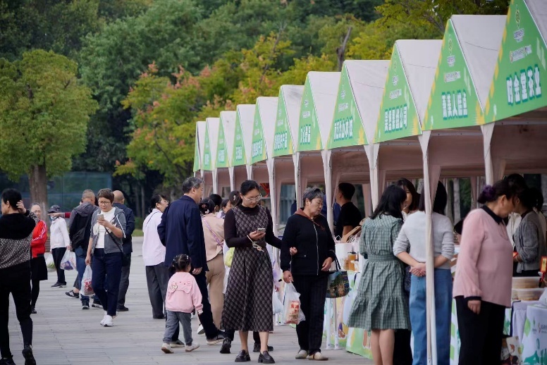 市集吸引大批市民
