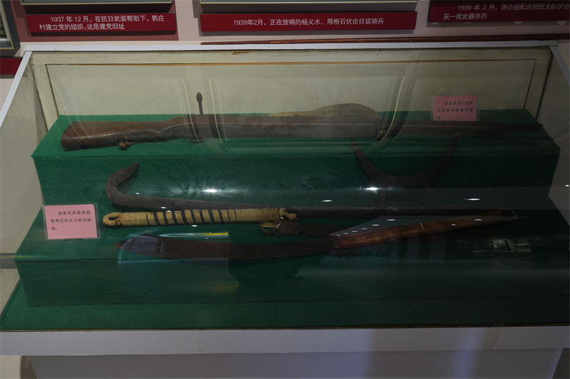 红旗民兵营展室内的革命文物。 张文进 摄