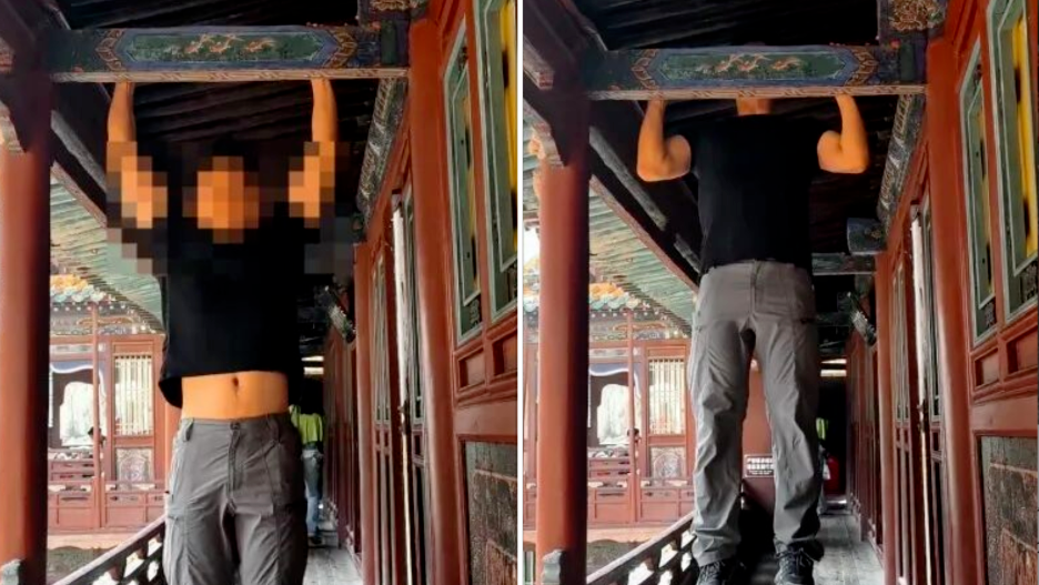 男子在山西悬空寺木梁上做引体向上