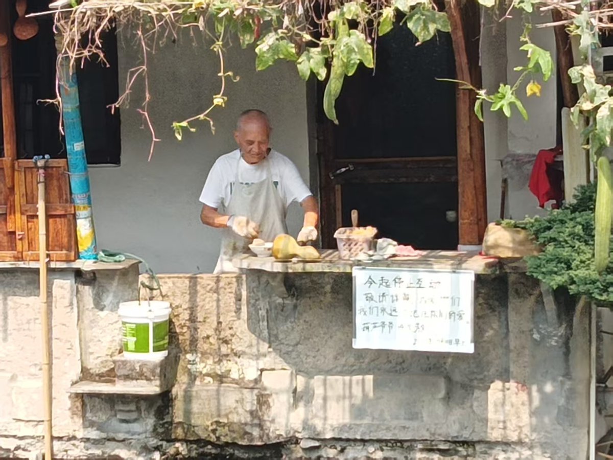 10月11日上午，“葫芦爷爷”陈金敖挂牌后出现在家中阳台（图源受访者）