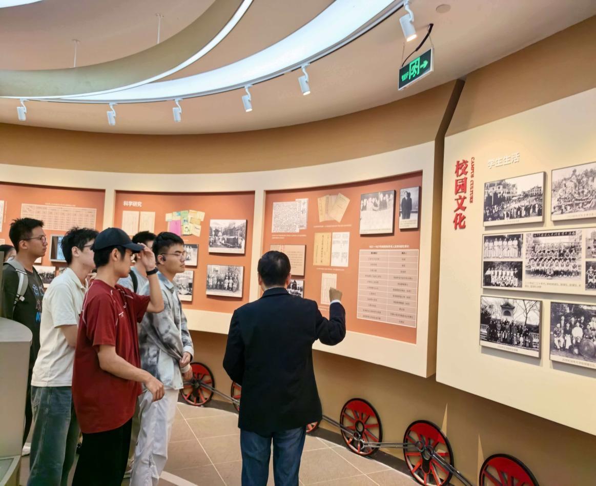 图5——云峰教授讲解校园文化