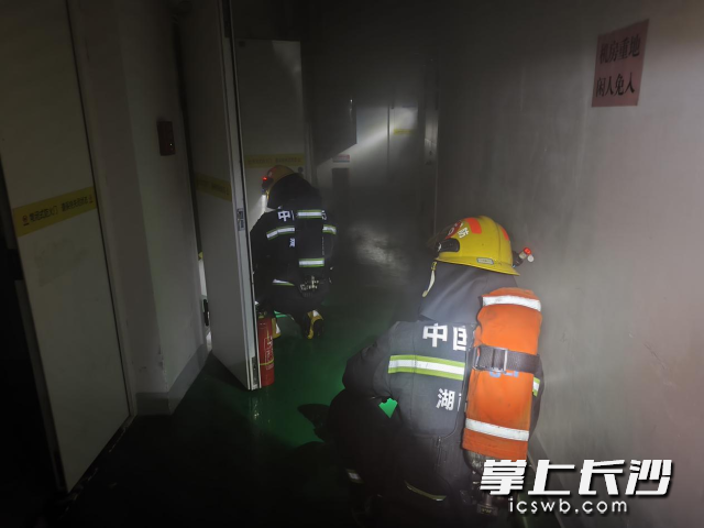 消防员正在灭火。