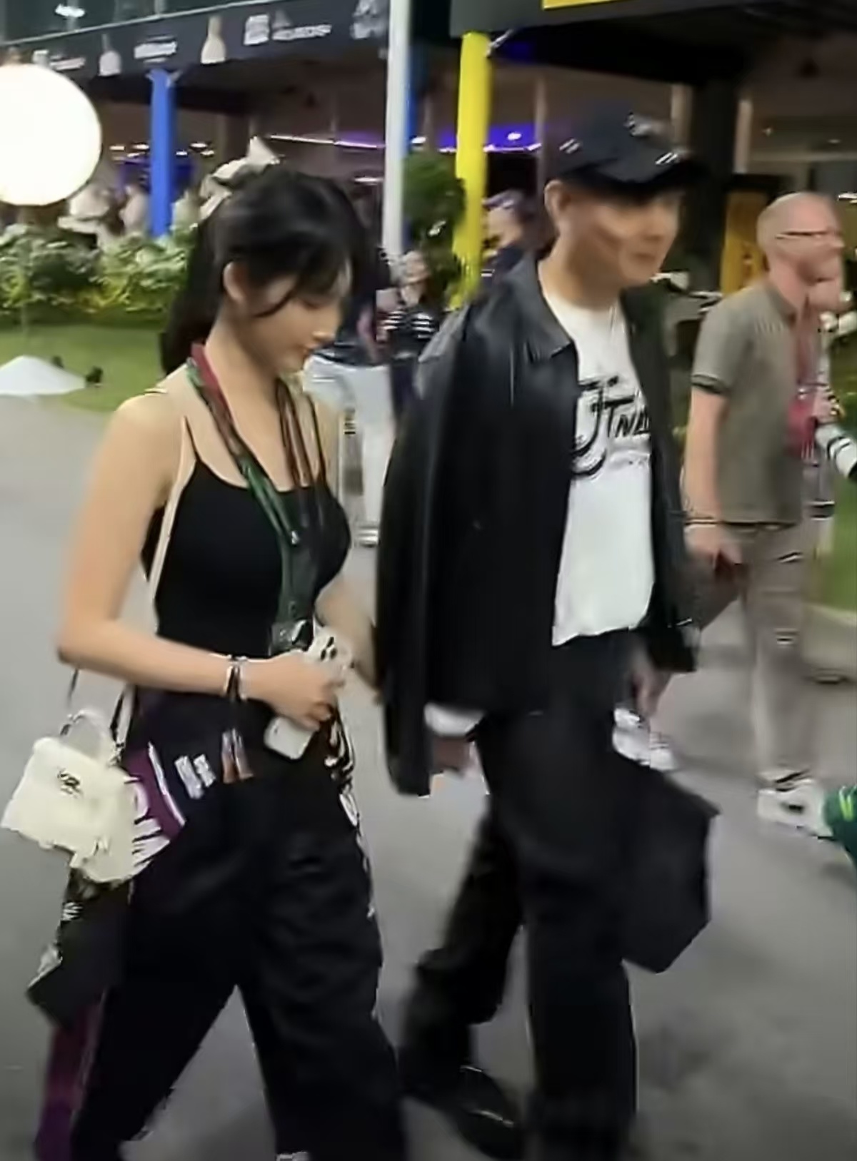 林俊杰和女友七七观赛F1后牵手离开，一路十指紧扣十分甜蜜