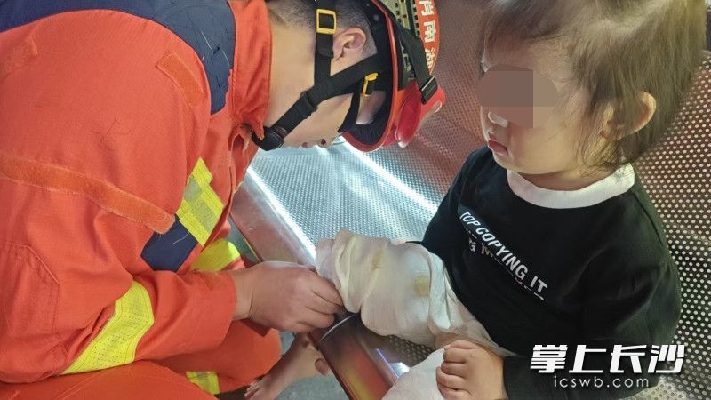 消防员正在救援。 长沙晚报通讯员 王磊 摄