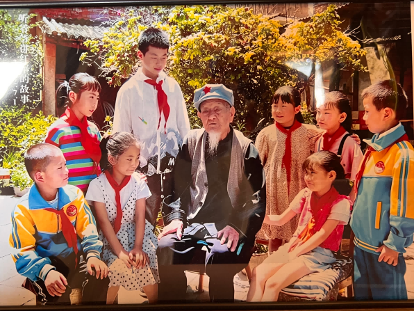 周尚仁生前给孩子们讲述长征故事