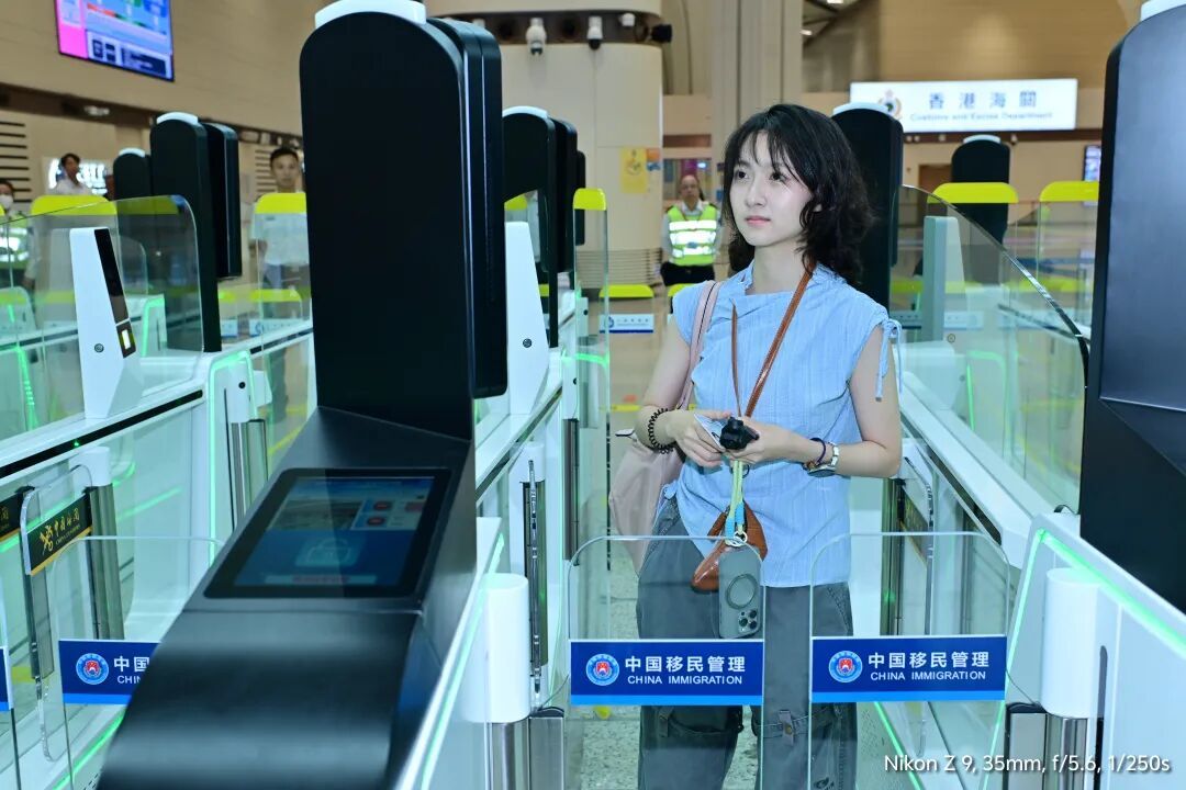 (12日首位经皇岗口岸入境旅客 宋春雨/摄)