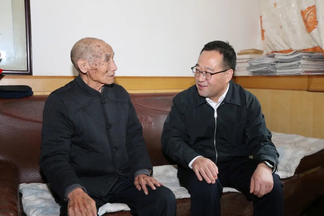 金川集团开展重阳节前走访慰问百岁及以上离休老干部活动　张俊成　摄