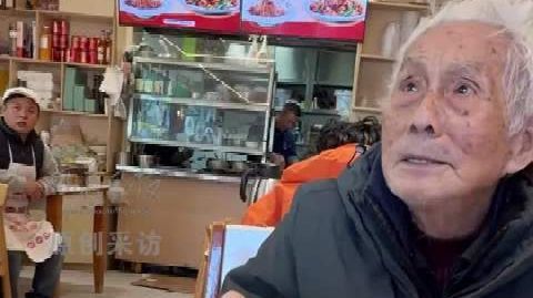 【96岁老人独自坐43小时进西藏 】网友在拉萨旅行,碰到一位96岁高