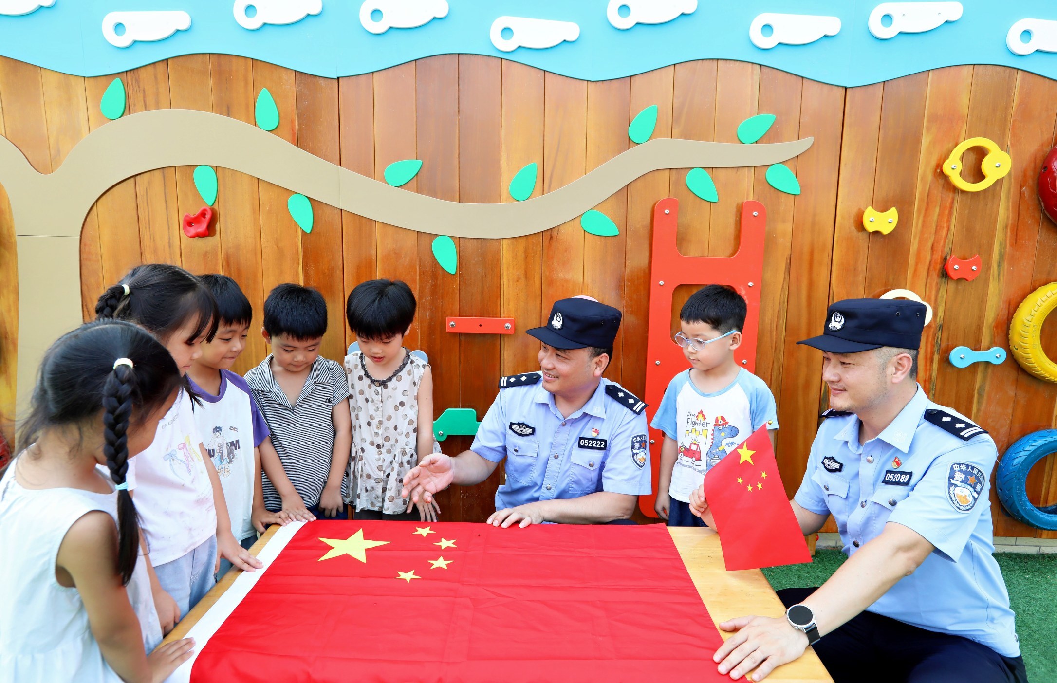 新余分宜：警心伴童心 共筑爱国情（图）