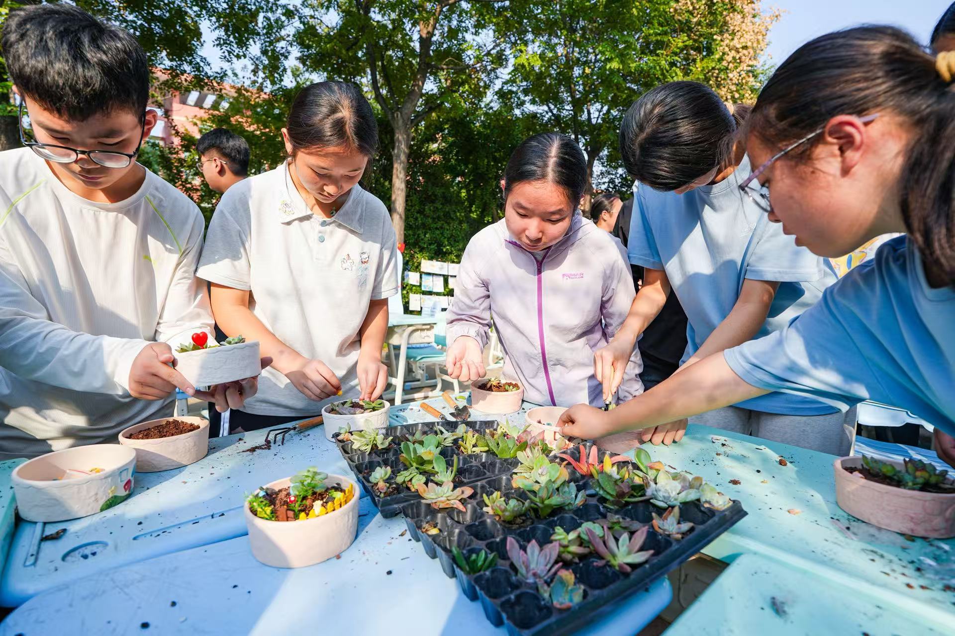 “悦纳情绪，心有阳光”世界精神卫生日心理游园会走进校园