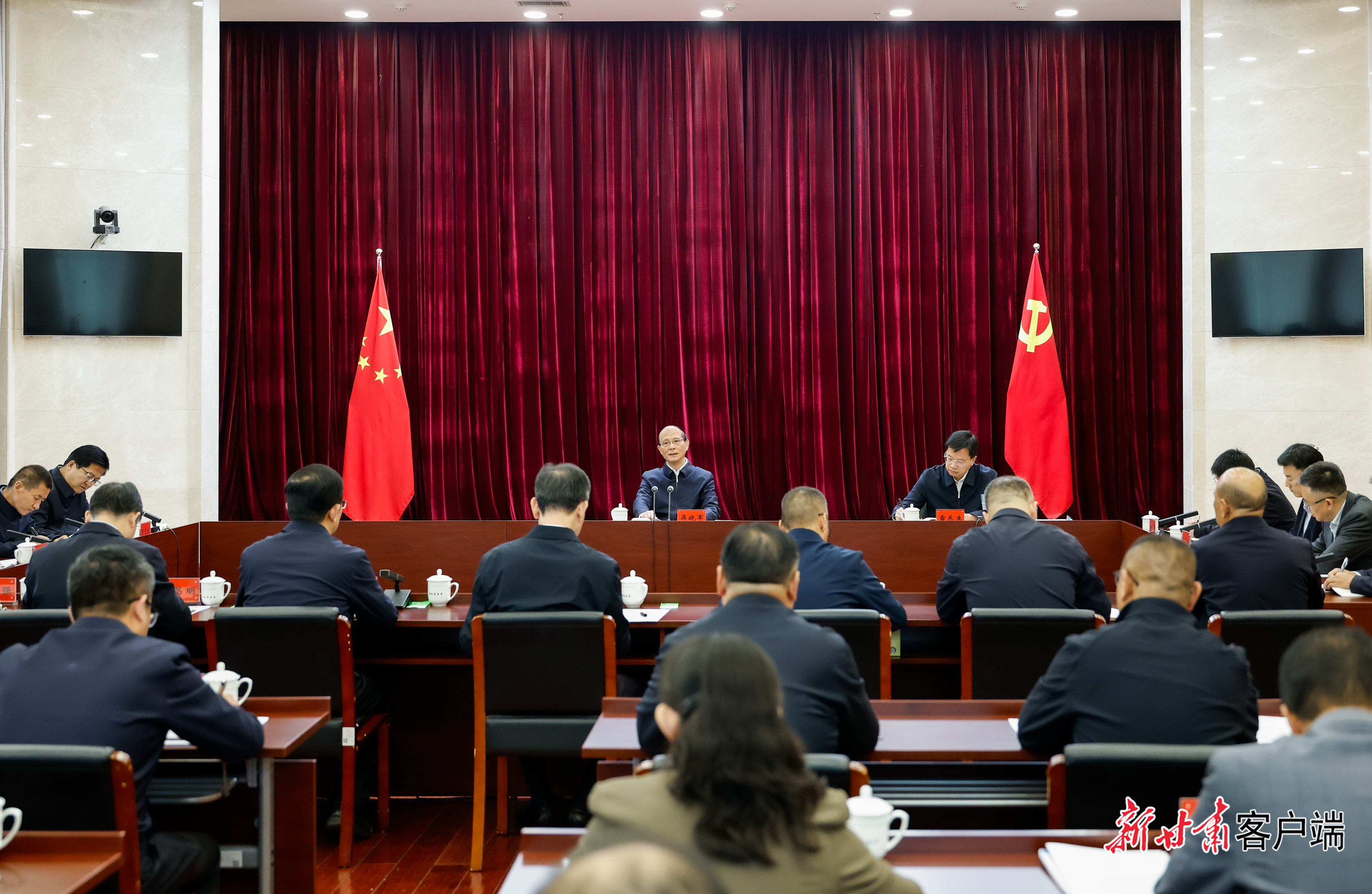 10月14日，省委书记、省人大常委会主任吴晓军在省纪委监委机关调研，听取全省纪检监察工作汇报，并主持召开座谈会。新甘肃&middot;甘肃日报记者　孟捷