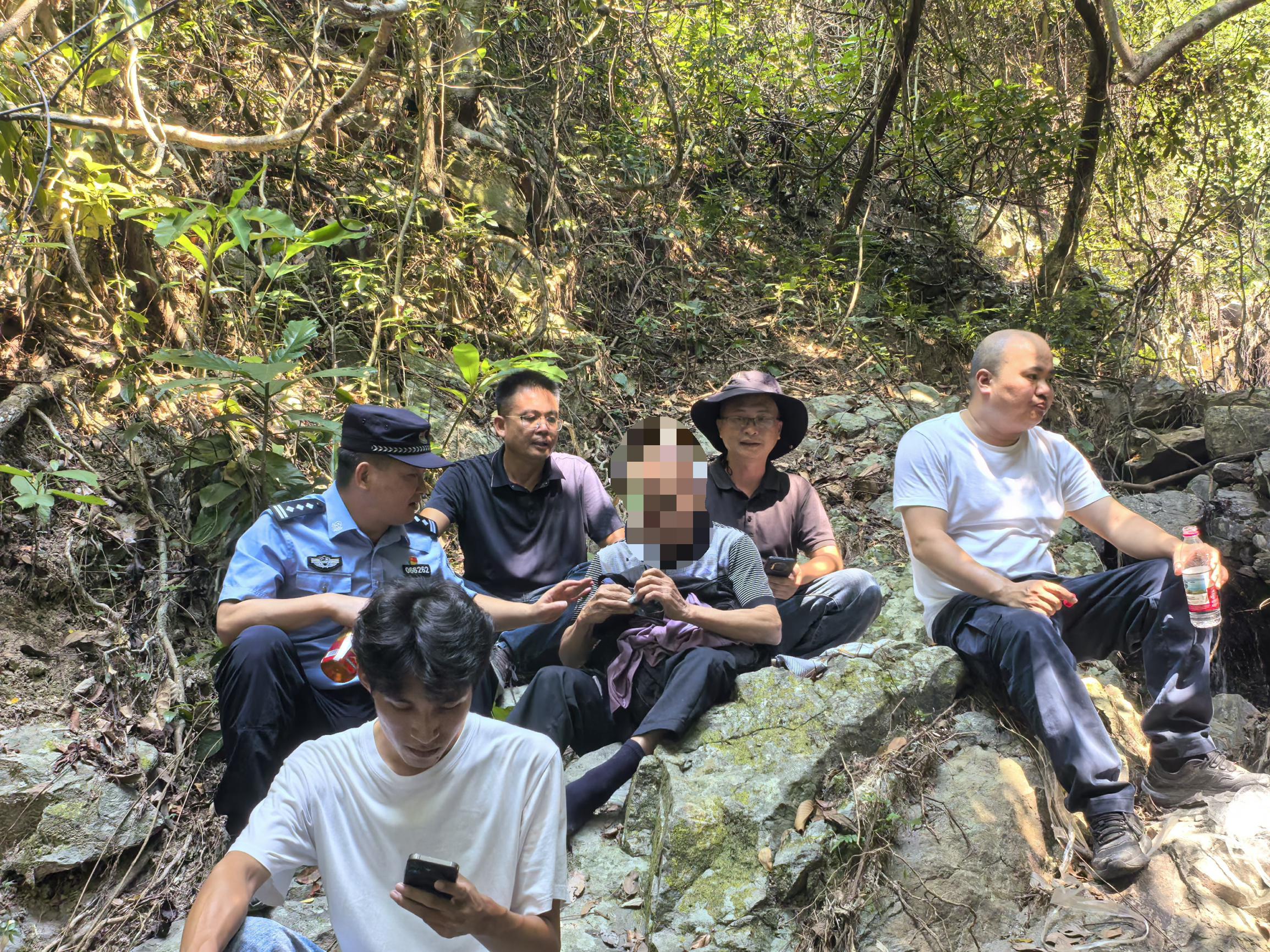 深汕公安联动多方力量连夜搜救19小时,成功找回山林失联七旬老人