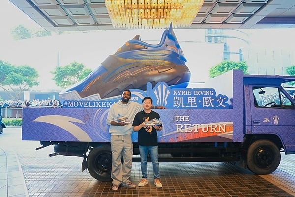 丁世忠与欧文在安踏巨型球鞋卡车前合影