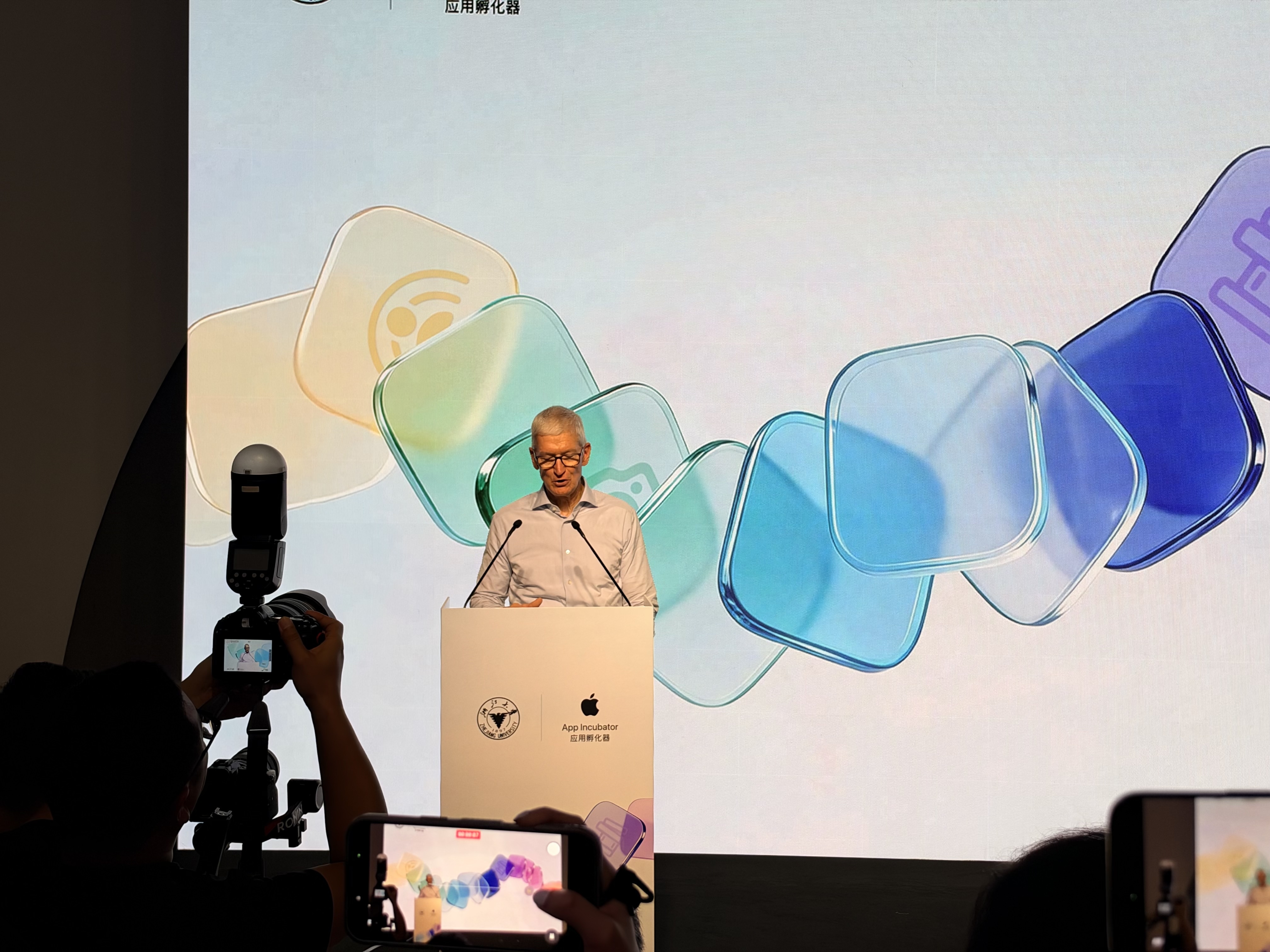 Apple应用孵化器首期学员亮相北京:Tim Cook出席,Viba获2026年度加速先锋奖
