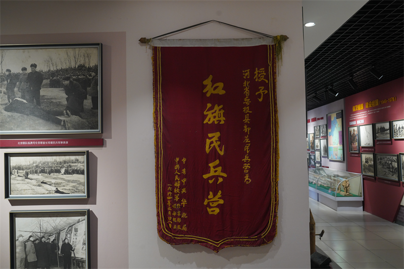 红旗民兵营展室内的锦旗。 张文进 摄