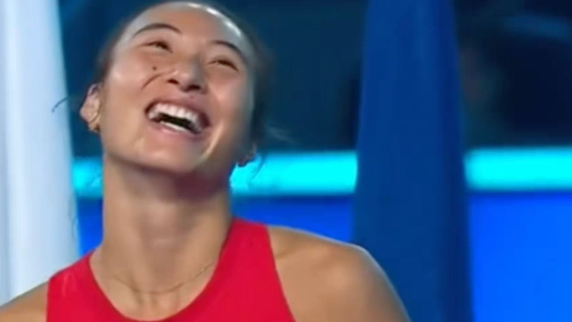 郑钦文中网夺冠后颁奖现场唱歌，还自嘲走调“这个是需要练习的”，半夜激动发文庆祝，霸王茶姬推出“买一送一”活动庆祝，系统直接被挤崩