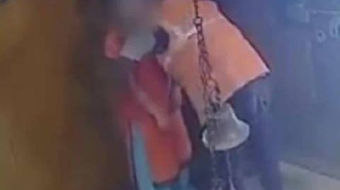 印度10岁女童在寺庙遭男子猥亵未遂 令人发指!印度10岁女童独自寺庙