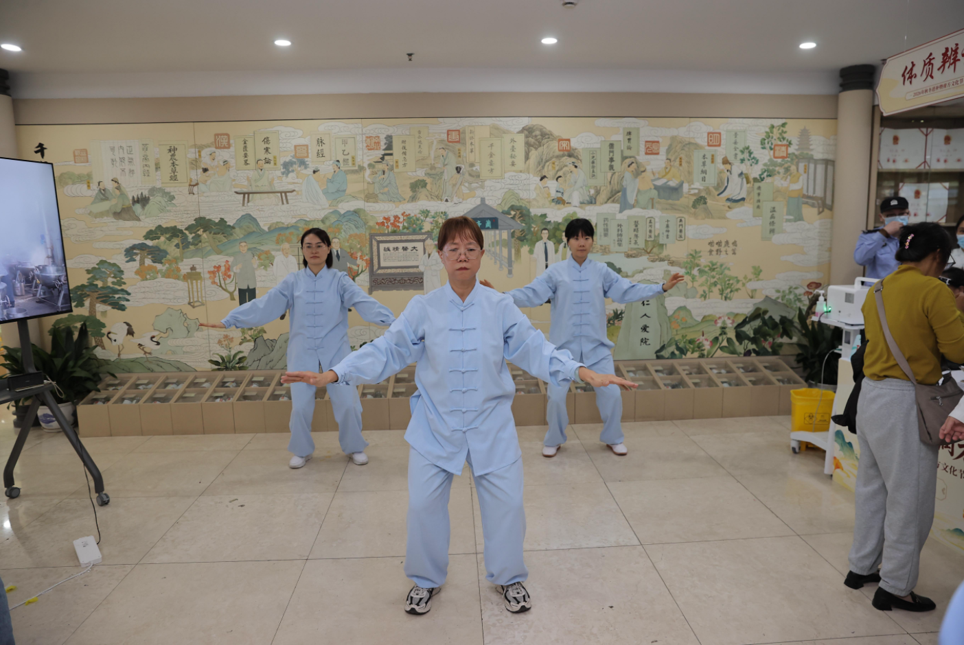 名医齐聚、万人围观,“85后”“90后”成中医新粉丝 江苏省中医院膏方节火热开场