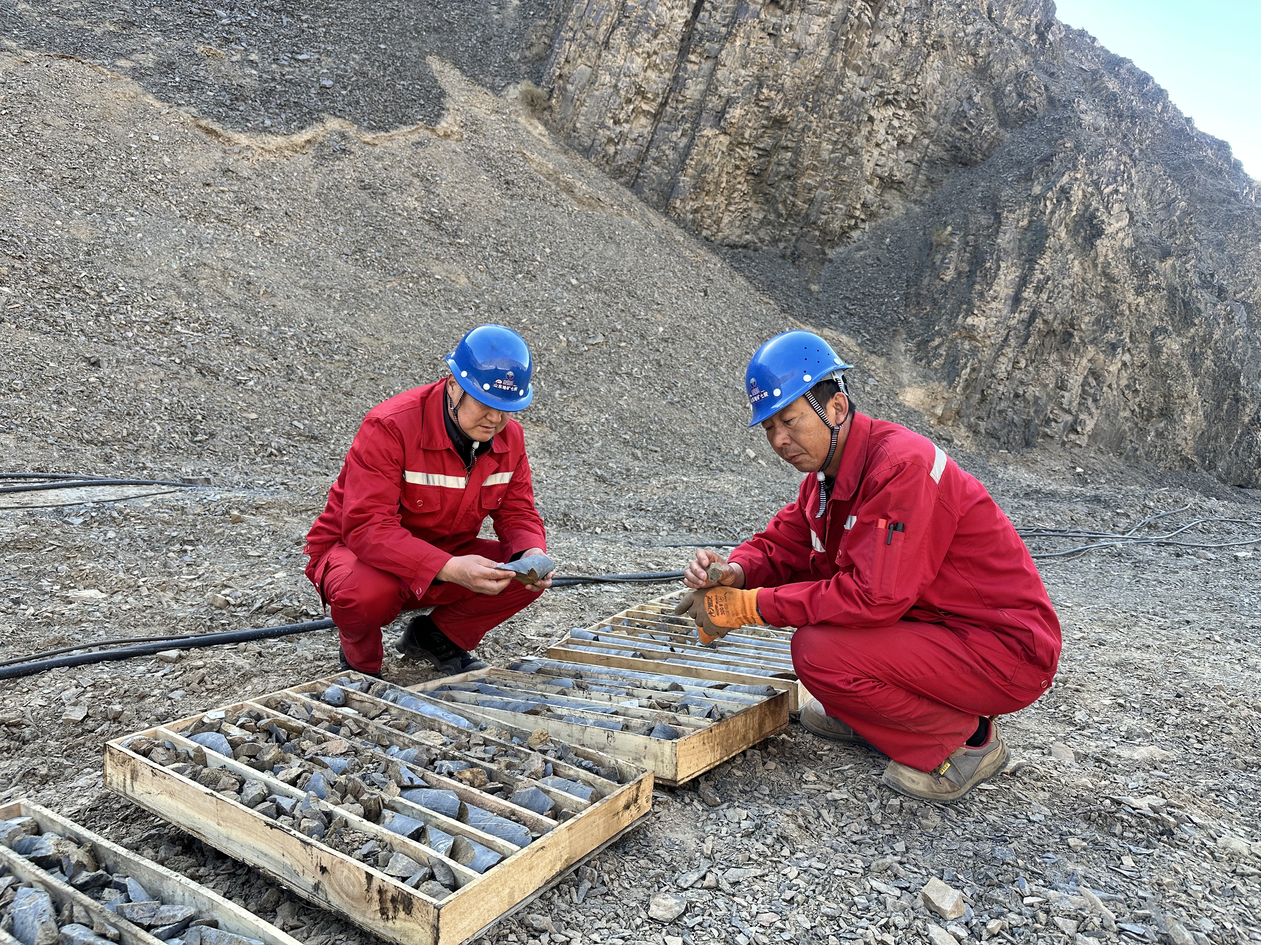山东省地矿局第七地质大队地质队员在新疆开展地质调查,采集岩石样品