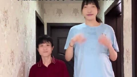 小玥亲属回应生子是剧本质疑2米2网红小玥去世遗体已火化 身高2米2博