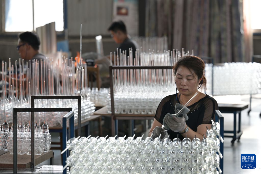 10月15日,在位于河北沧州河间市的河北明尚德玻璃科技股份有限公司生产车间内,工人在检查工艺玻璃制品。