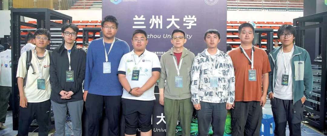 张洋（左五）和学生合影