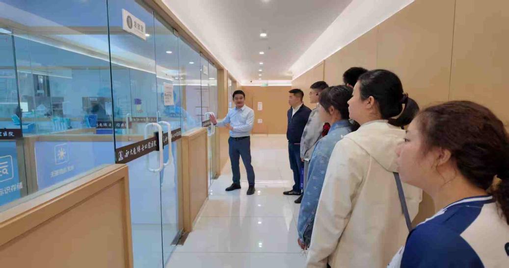 图3：团支部成员参观医院实验室