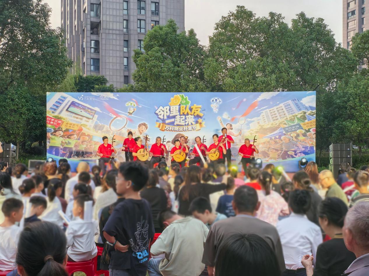 图为：华仑港湾表演现场