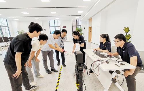 近日，雄安人工智能实训基地内，讲师（右一）通过实操方式向学员讲授具身智能知识。作为雄安新区人工智能产业的重要一环，雄安人工智能实训基地致力于培养高素质人工智能应用型人才，解决产业发展过程中的人才供需失衡问题。本报记者 康晓博摄