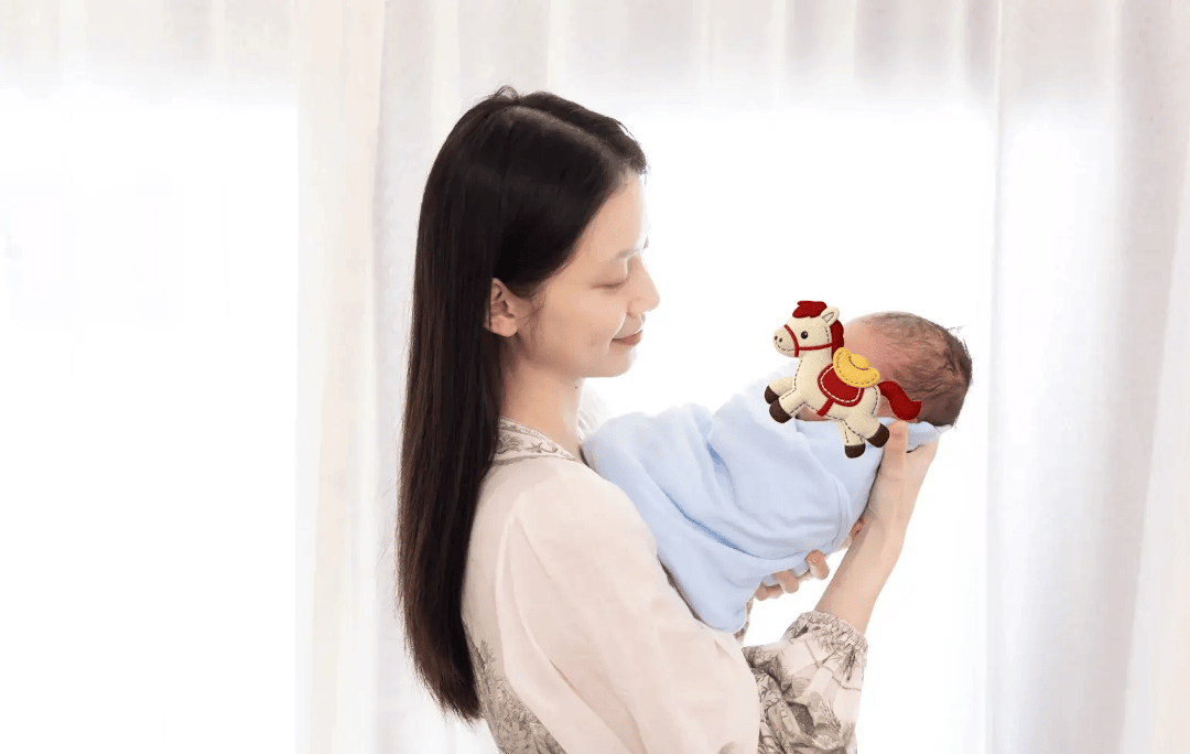 女演员回应事业上升期结婚生子 直言事业生活要分开