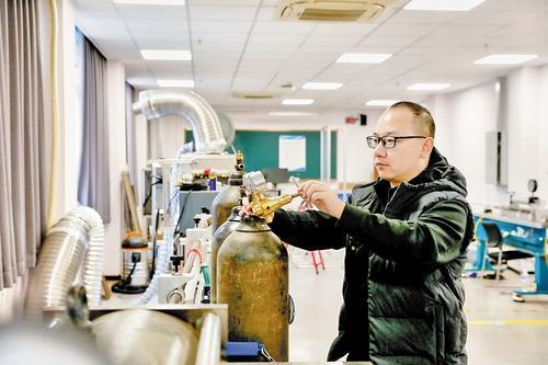 近日，在北京理工大学唐山研究院先进功能材料科技成果中试示范平台产线上，技术人员正在调试设备。（本报资料片）本报记者 师源摄