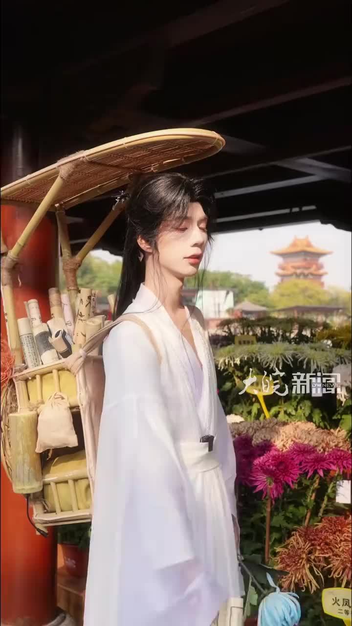 这个秋天来清明上河园园，以菊为媒，以诗相会，共赴宋人赏菊雅集 #第十五届国际菊花展 即将启幕！这个秋天来#清明上河园，以菊为媒，以诗相会，共赴宋人赏菊雅集！#国际菊花展 #清明上河园菊花诗会
