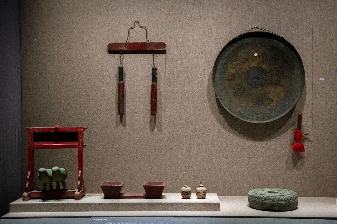 天街旅店招幌 “泰山:东方岱宗 万物始生”展出(来源:山东博物馆公众号)