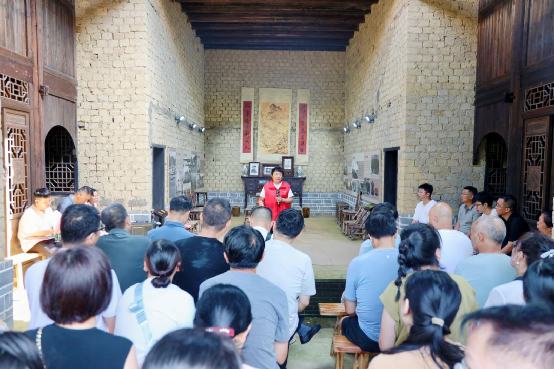 在故居,高自立后人曾继华给群众讲解高自立的革命历程.png