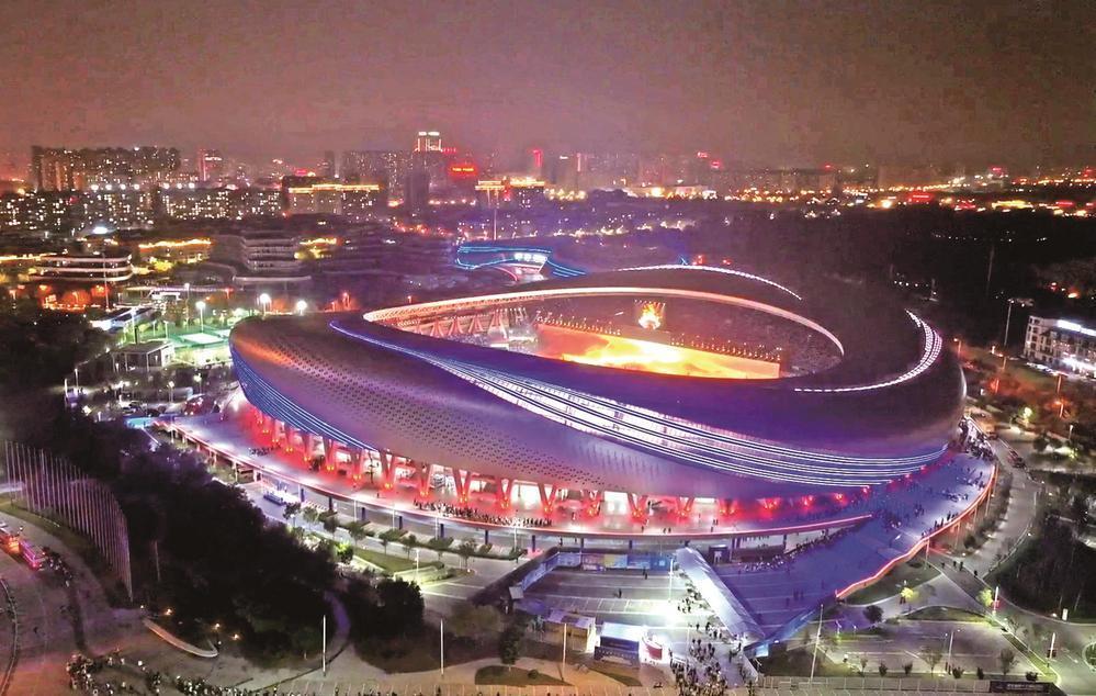 河北省第十七届运动会举办地唐山市新体育中心体育场场馆灯火璀璨,盛会氛围浓厚。