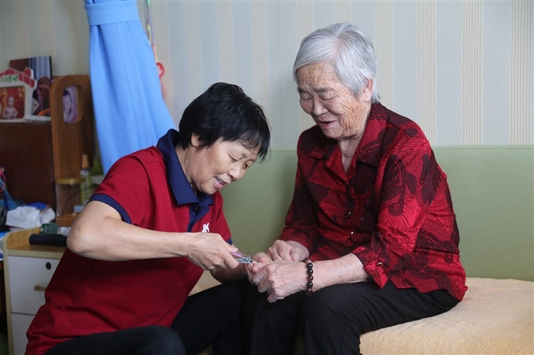 在漯河万安医院,护理员正在细心地为老人修剪指甲。 王卫峰 摄