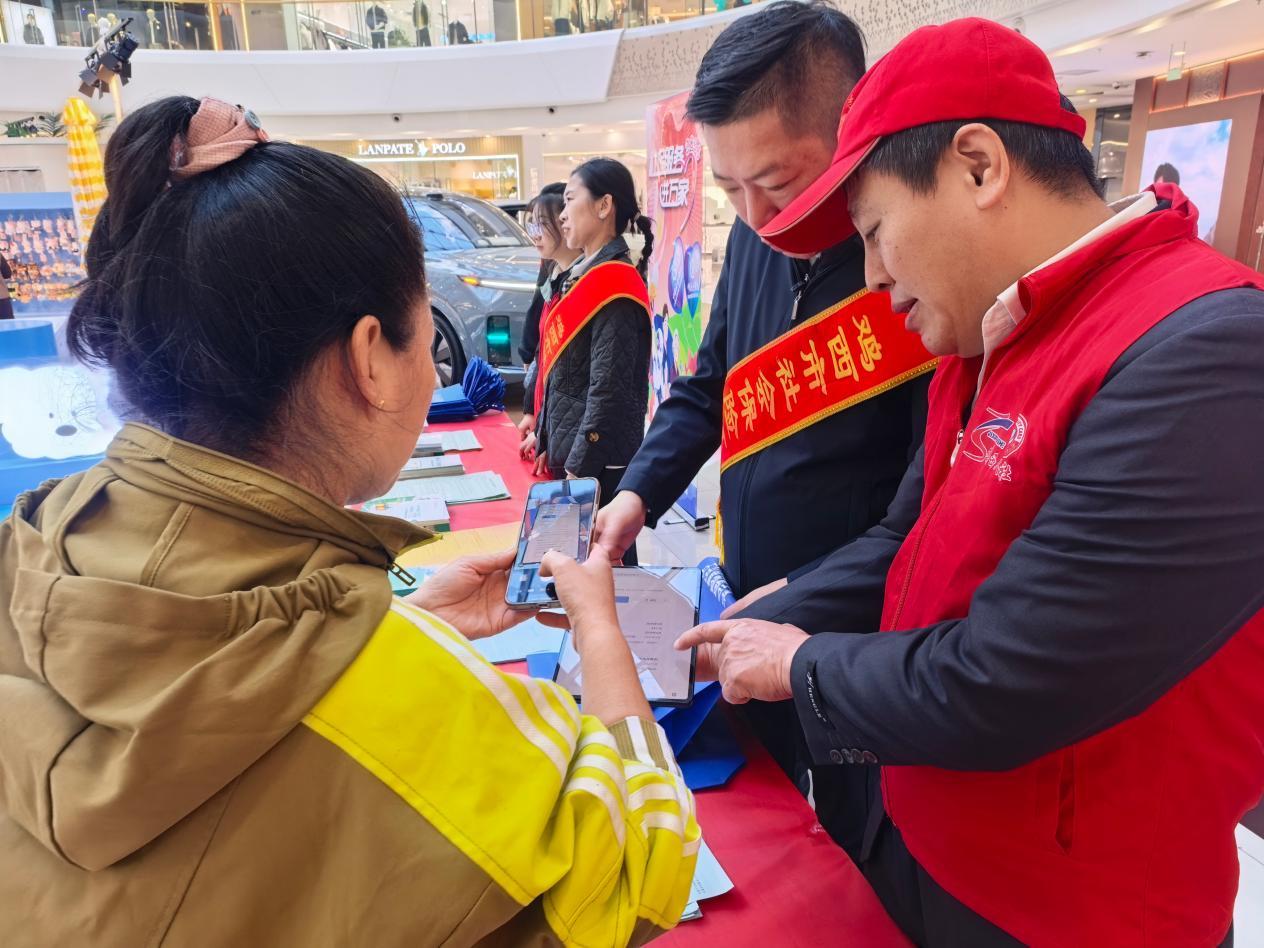 鸡西市工作人员在万达广场为灵活就业参保人员现场测算养老待遇