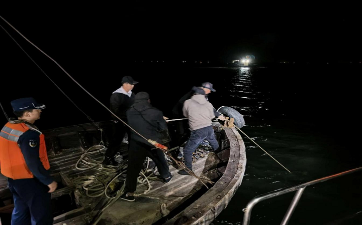 秦皇岛海警局北戴河新区工作站成功救助18名被困垂钓群众