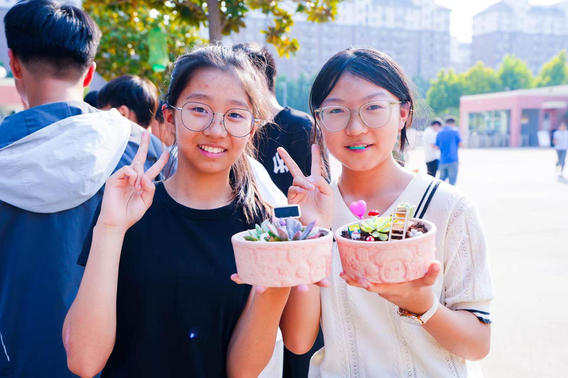 “悦纳情绪，心有阳光”世界精神卫生日心理游园会走进校园