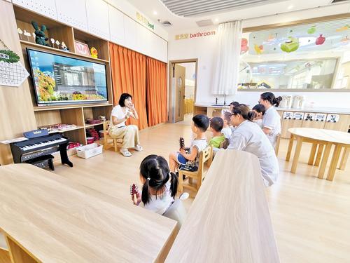 日前，在保定市妇幼保健院托育中心，托育老师给孩子们上音乐课。本报记者 赵泽众摄