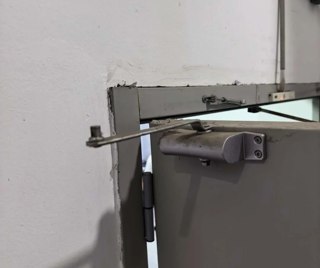 ▲防火门闭门器故障