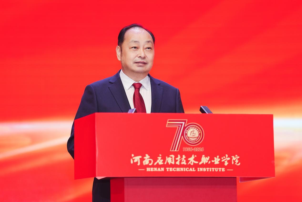 校长薄新党主持大会