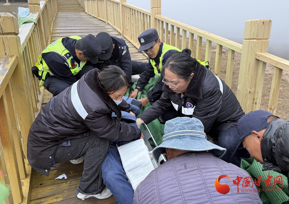 游客失足摔倒腿部骨折　他们接力抬运下山