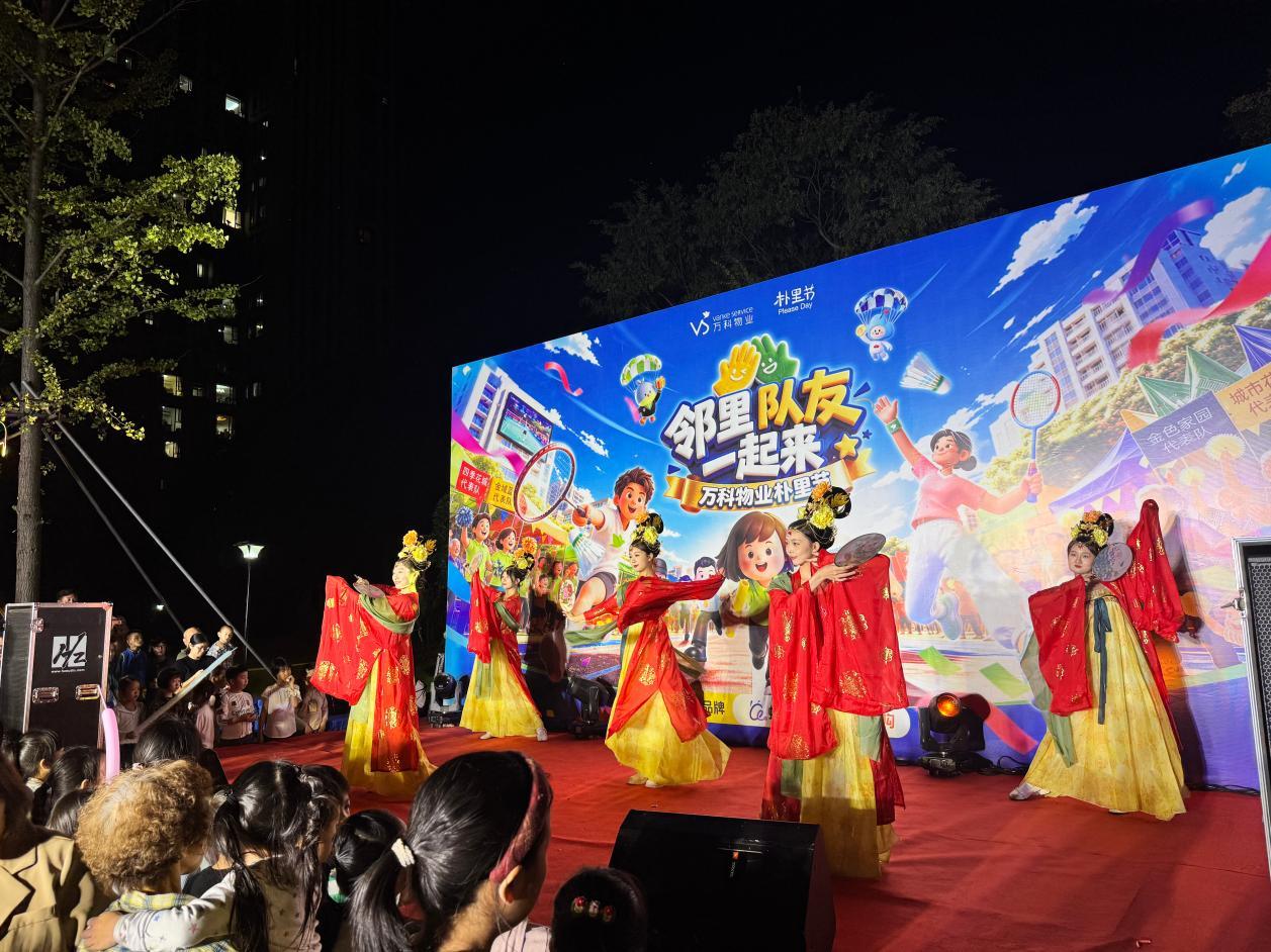 图为：国贸天琴湾节目表演
