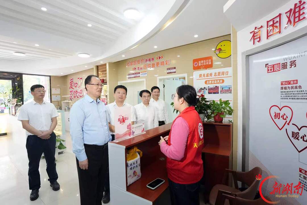 毛伟明在新园社区爱心驿站调研。