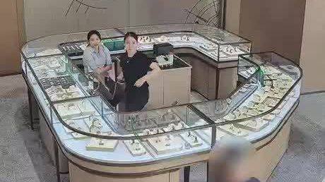 夫妻花67.3万买劳力士店员报警【浙江温州夫妻花67.3万买两只劳力