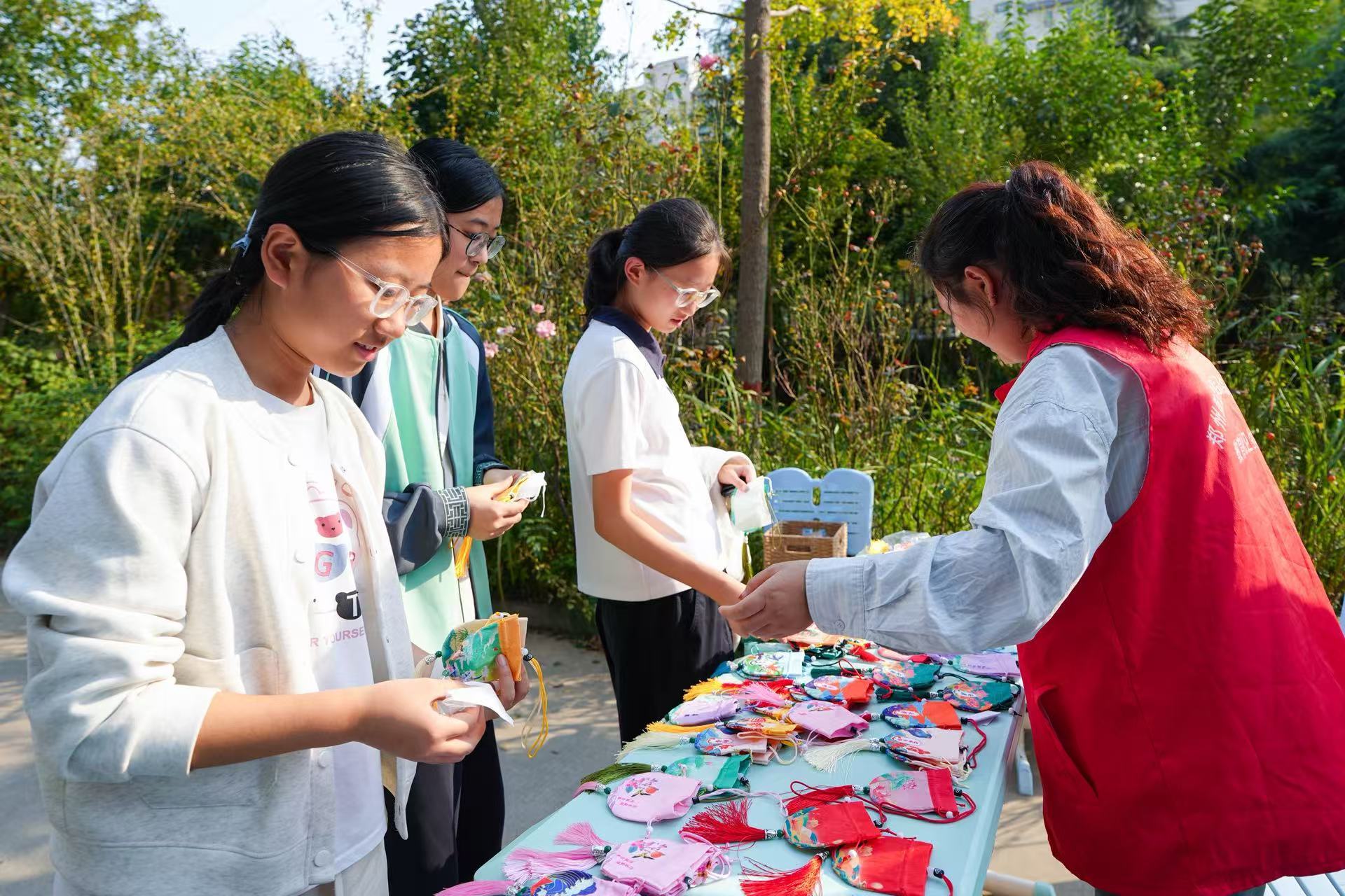 “悦纳情绪，心有阳光”世界精神卫生日心理游园会走进校园